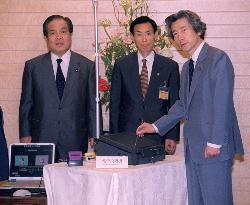 Koizumi tries out Japan's 1st electronic voting machine